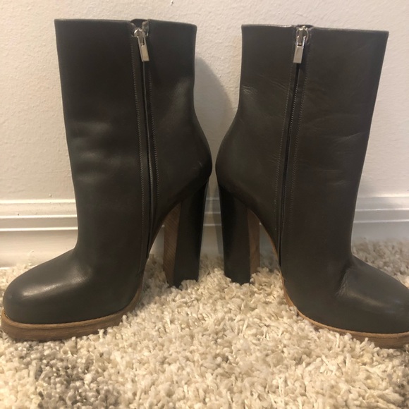 Grey leather Celine bootie Fall 2018 Collection - Picture 2 of 6